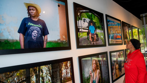 Jerri looking at Paul Elledge's photos