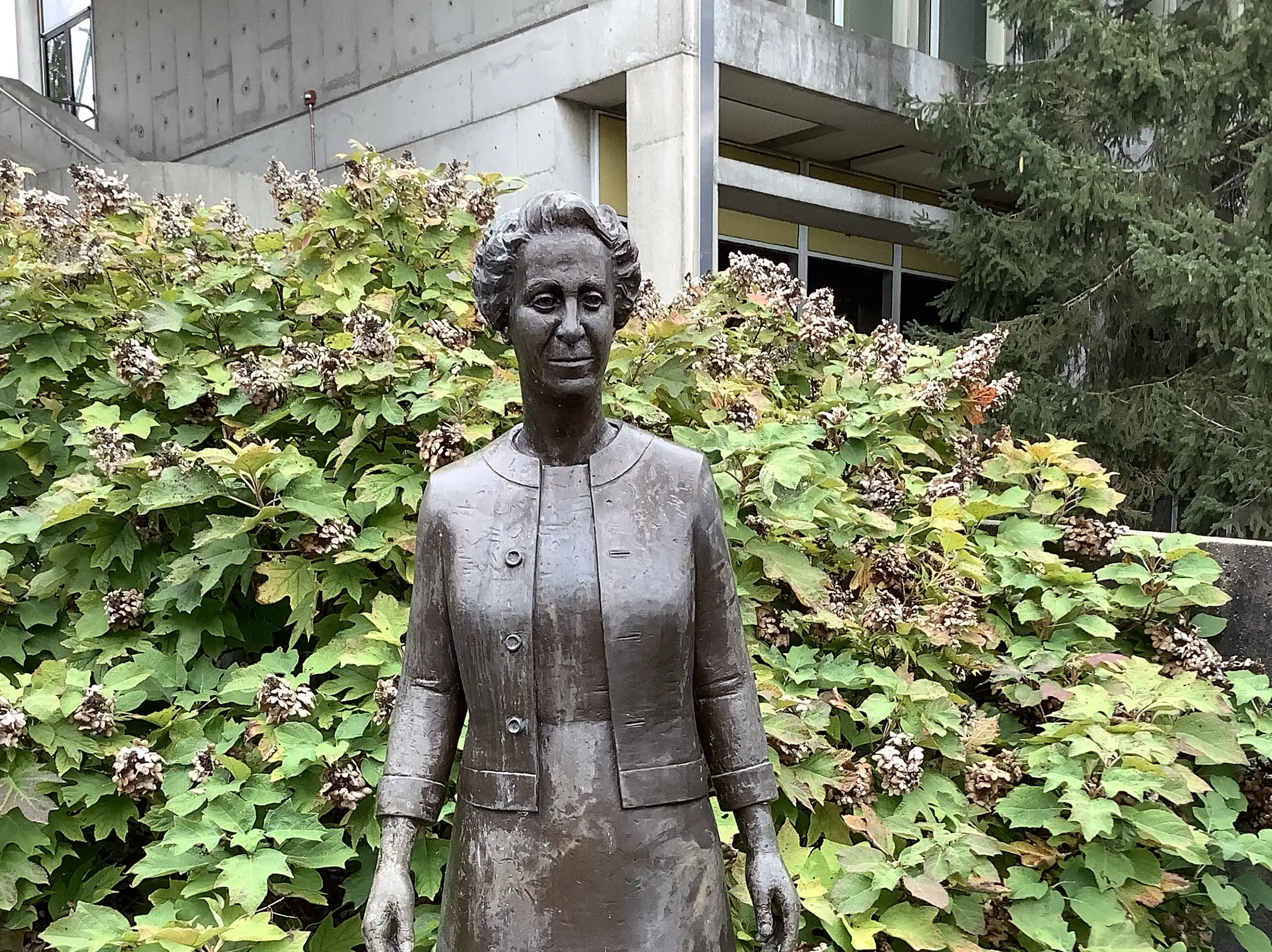 Dorothy Morris statue